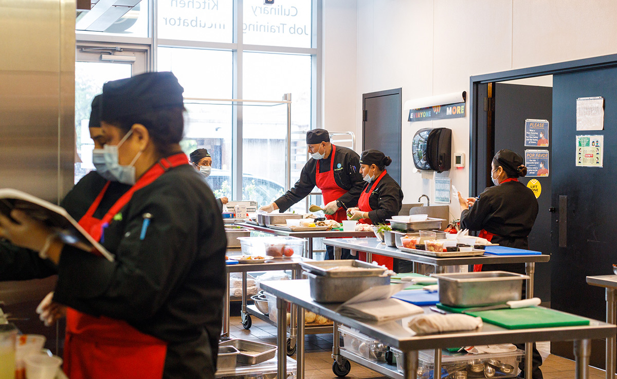 La Cocina students in the kitchen