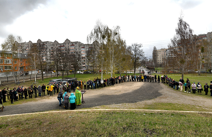 congregation gathered outside